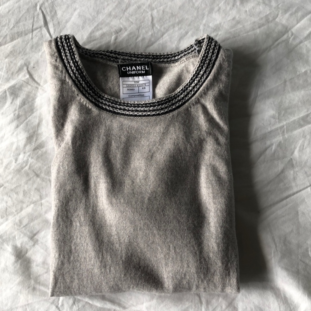 Chanel short sleeve top in light grey/black in XS